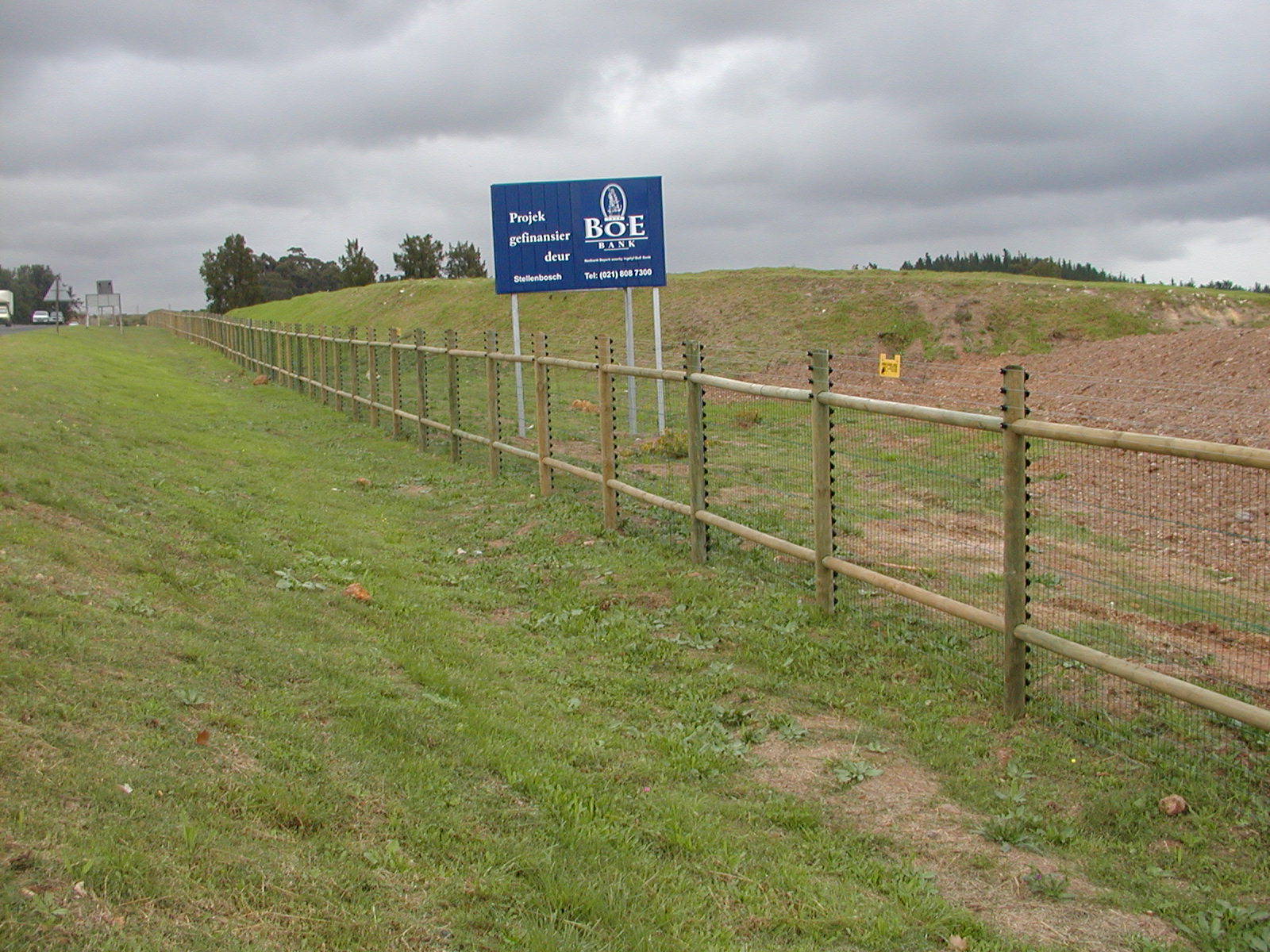 mesh%20fence%20timber%20post%20%26%20electrics